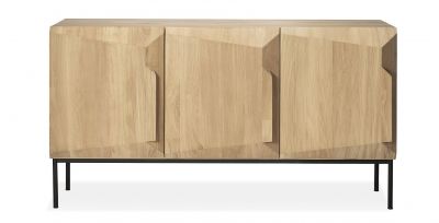 Stairs Anrichte aus Eiche von Ethnicraft mit drei Türen und schwarzem Metallgestell.